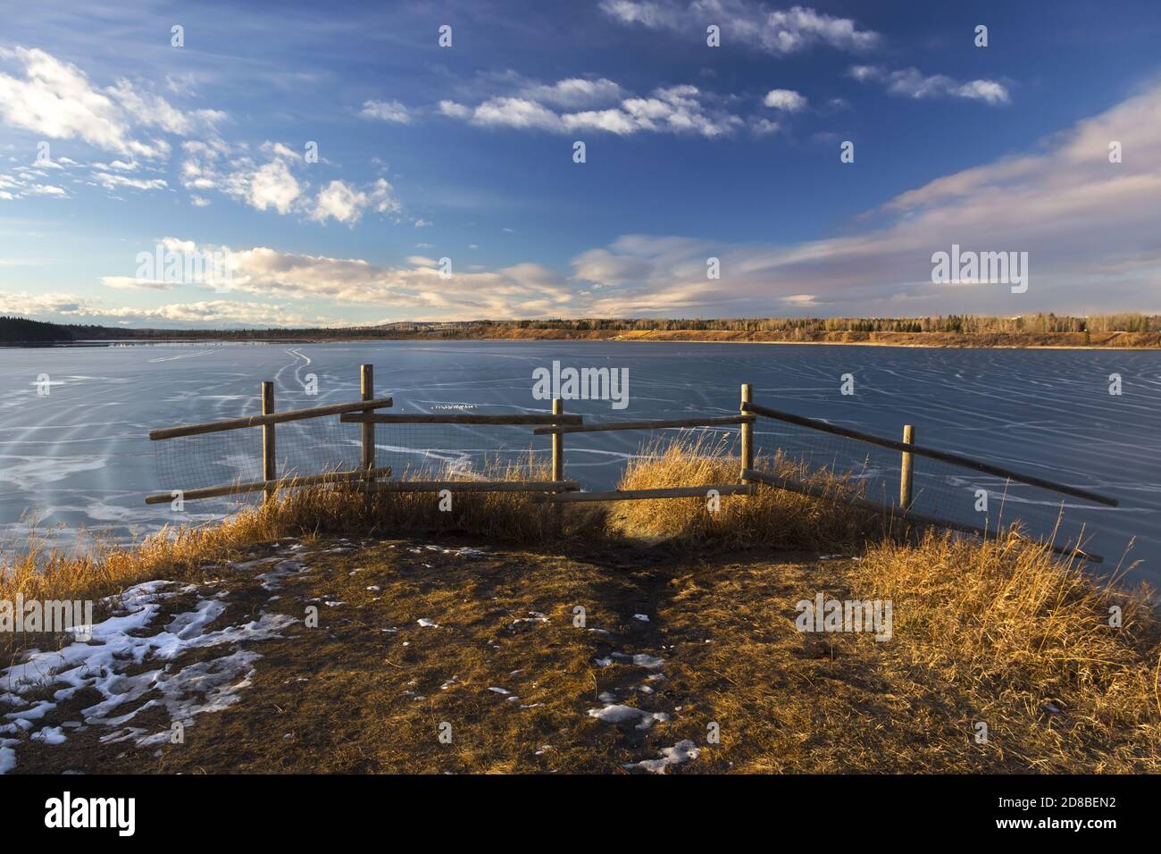 Clôture en bois et herbe des prairies avec Glenmore Reservoir Landscape Skyline. South Calgary, Alberta Foothills public Park lors d'un magnifique jour d'automne d'octobre Banque D'Images