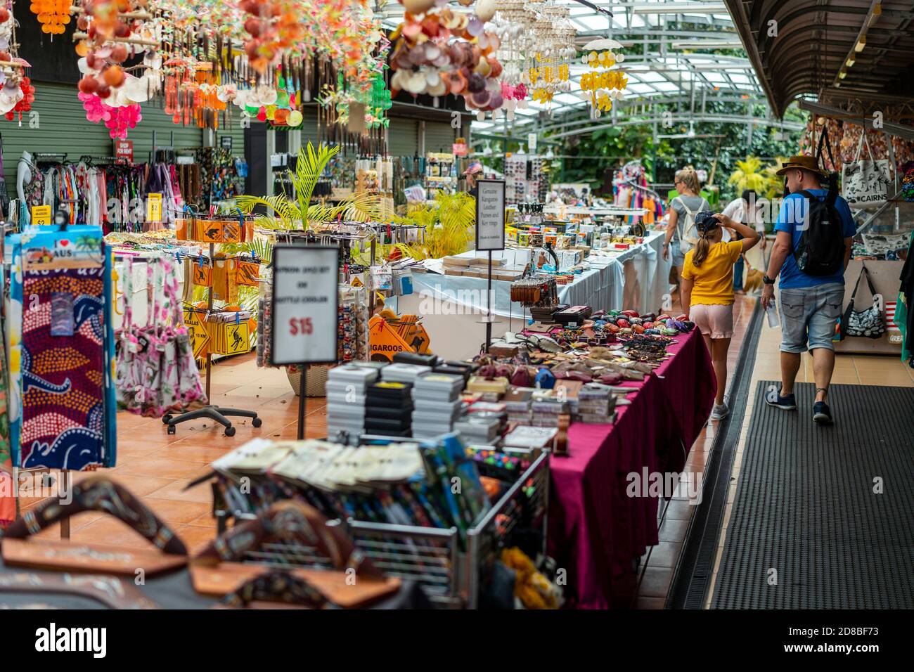 Stands à l'intérieur des marchés de Kuranda, Kuranda Village Atherton Tablelands, nord du Queensland, Australie Banque D'Images