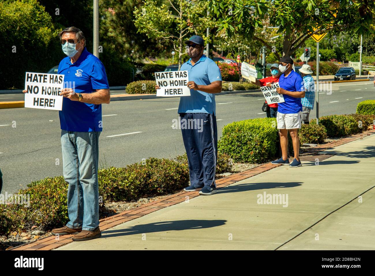 Les résidents retraités portent des masques en raison de la pandémie du coronavirus Ils tiennent une démonstration silencieuse en faveur des Noirs Les vies comptent mouvement à Laguna Banque D'Images