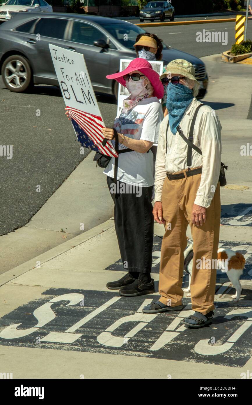 Les résidents retraités portent des masques en raison de la pandémie du coronavirus Ils tiennent une démonstration silencieuse en faveur des Noirs Les vies comptent mouvement à Laguna Banque D'Images