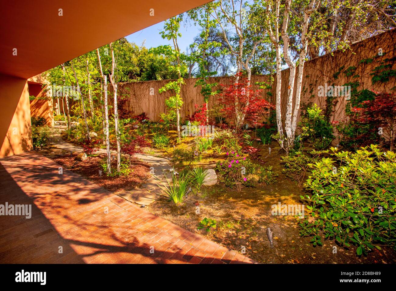 Un jardin paisible fait partie d'une église catholique de Californie. Banque D'Images