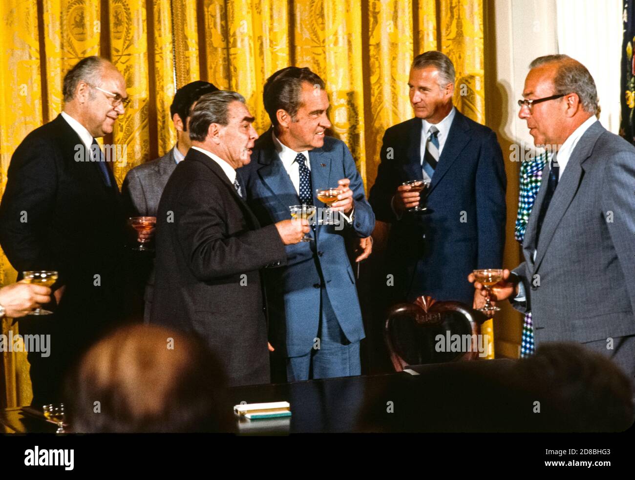 Le secrétaire général du Parti communiste de l’Union soviétique Leonid Brejnev et le président américain Richard M. Nixon tiennent des verres de champagne après avoir signé un accord intitulé “coopération scientifique et technique dans le domaine des utilisations pacifiques de l’énergie atomique” dans la salle est de la Maison Blanche Washington, DC, le jeudi 21 juin 1973. De gauche à droite : Anatoliy F. Dobrynin, ambassadeur de l'URSS aux États-Unis ; secrétaire Brejnev ; président Nixon ; vice-président américain Spiro Agnew et secrétaire américain au Trésor George P. Shultz.Credit : Benjamin E. « Gene » forte/CNP | Banque D'Images