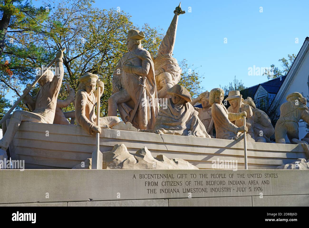 WASHINGTON CROSSING, PA –17 OCT 2020- vue d'un monument en calcaire commémorant Washington traversant le Delaware dans le parc historique de Washington Crossing Banque D'Images