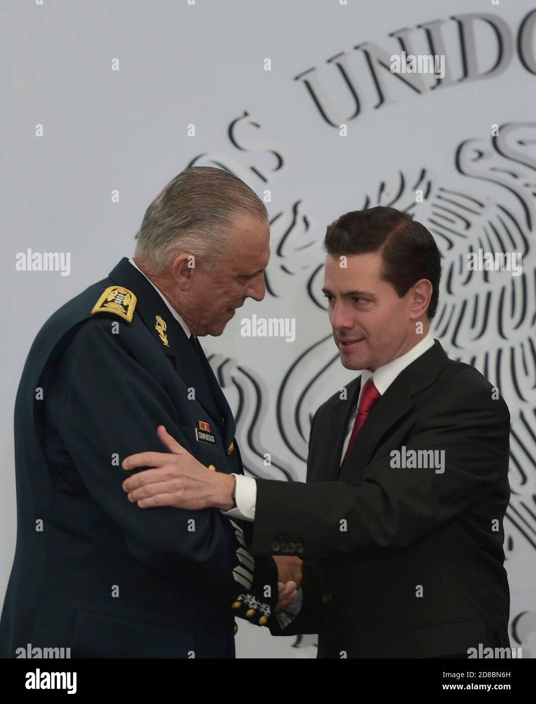 Le président mexicain Enrique Pena Nieto, à droite, a adopté le général Salvador Cienfuegos Zepeda, ministre de la Défense, lors d'un déjeuner marquant le 208e anniversaire du début de l'indépendance mexicaine le 16 septembre 2018 à Mexico, au Mexique. Cienfuegos a été arrêté le 16 octobre 2020 à l'aéroport international de Los Angeles et accusé de corruption liée à la drogue. Banque D'Images