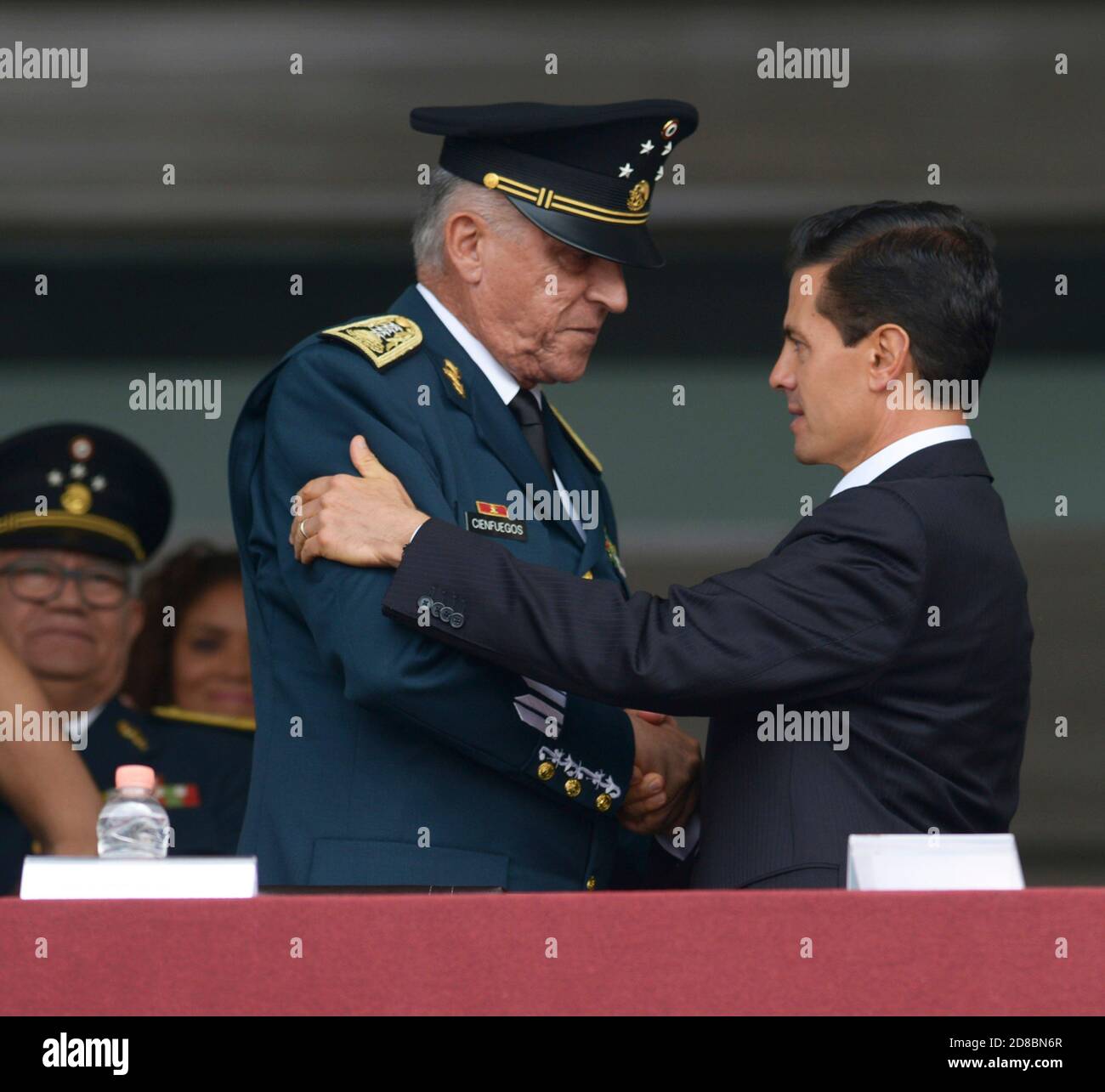 Le président mexicain Enrique Pena Nieto, à droite, a adopté le général Salvador Cienfuegos Zepeda, ministre de la Défense, lors d'une cérémonie à l'Académie militaire de Mexico, au Mexique. Cienfuegos a été arrêté le 16 octobre 2020 à l'aéroport international de Los Angeles et accusé de corruption liée à la drogue. Banque D'Images