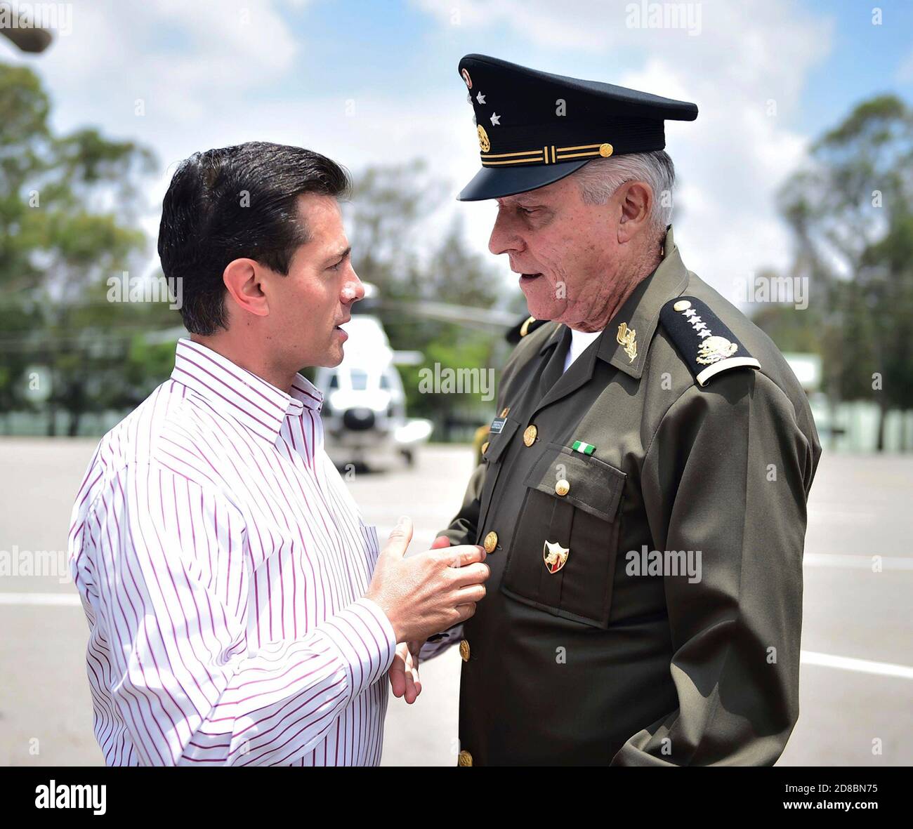 Le président mexicain Enrique Pena Nieto, à gauche, s'entretient avec le général Salvador Cienfuegos Zepeda, ministre de la Défense, lors d'un événement qui s'est produit le 27 juin 2017 à Puebla, au Mexique. Cienfuegos a été arrêté le 16 octobre 2020 à l'aéroport international de Los Angeles et accusé de corruption liée à la drogue. Banque D'Images