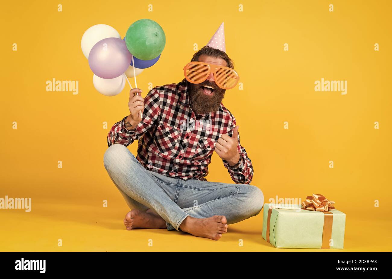 Sentez Le Succes Homme Joyeux Dans Le Chapeau D Anniversaire Tenir Des Ballons De Vacances Concept De Cadeaux Et De Cadeaux Passez Des Vacances Heureuses Fete Joyeux Anniversaire A Vous Homme Mature Barbu