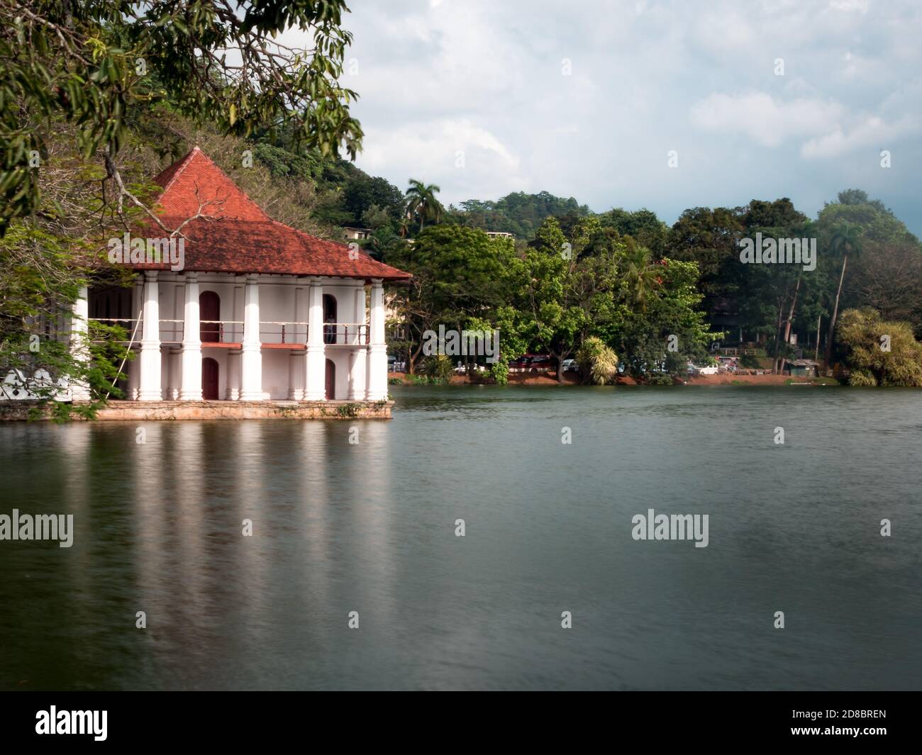 Temple sur le côté du lac de kandy au sri lanka près du temple des dents Banque D'Images