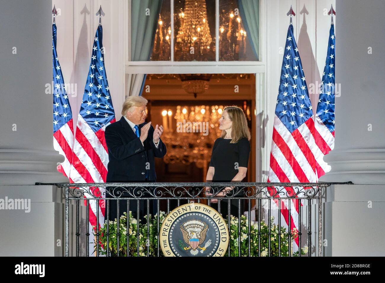 Le président Donald J. Trump applaudit la juge associée de la Cour suprême des États-Unis Amy Coney Barrett du balcon de la Maison Blanche le lundi 26 octobre 2020, après avoir assisté à la cérémonie d'assermentation du juge Barrett sur la pelouse du Sud. (ÉTATS-UNIS) Banque D'Images