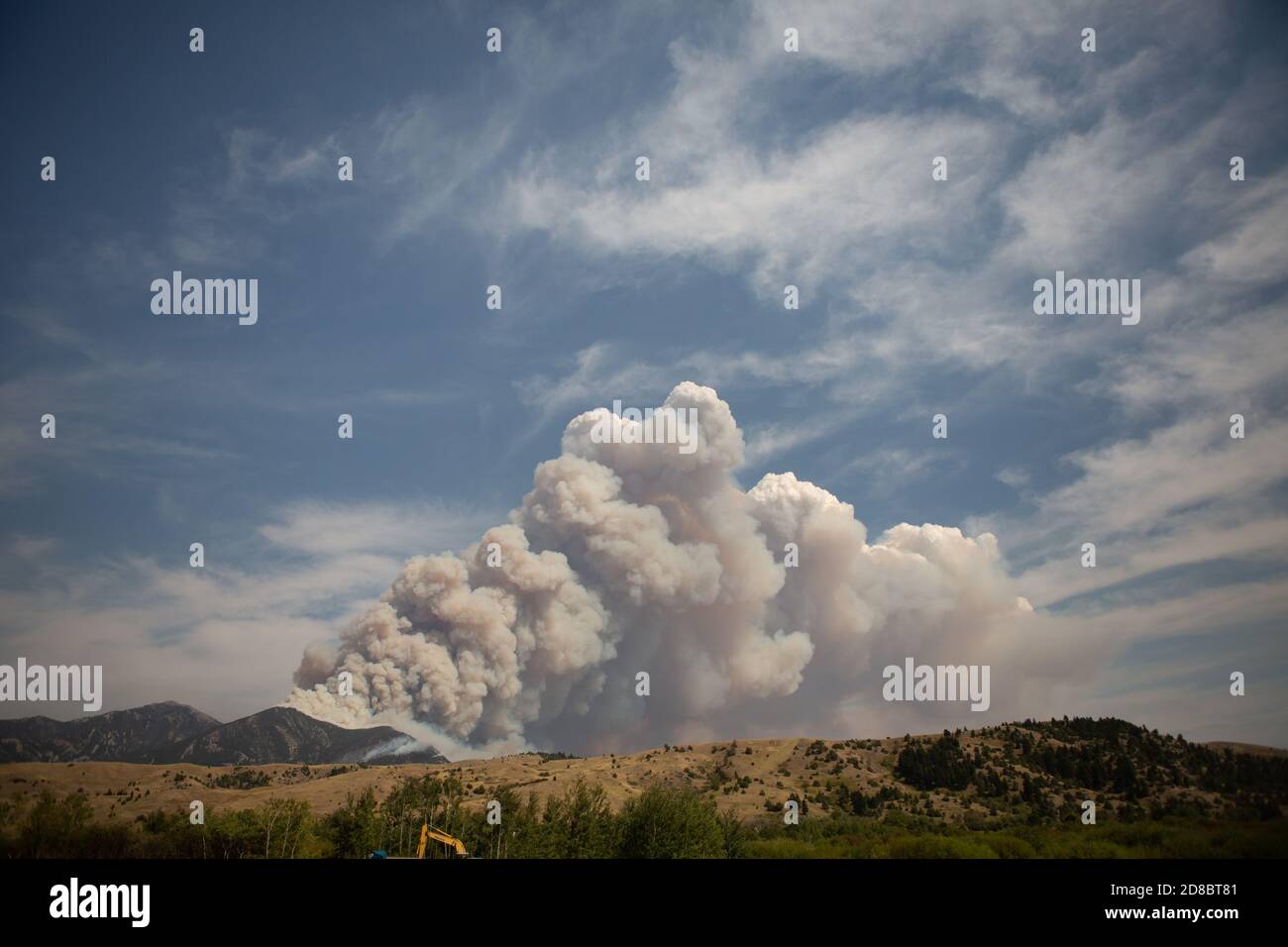 Un incendie massif de forêt aux États-Unis dans les montagnes obligeant des milliers de personnes à évacuer leurs maisons, les feux de forêt qui brûlent se propagent rapidement dans le cou Banque D'Images