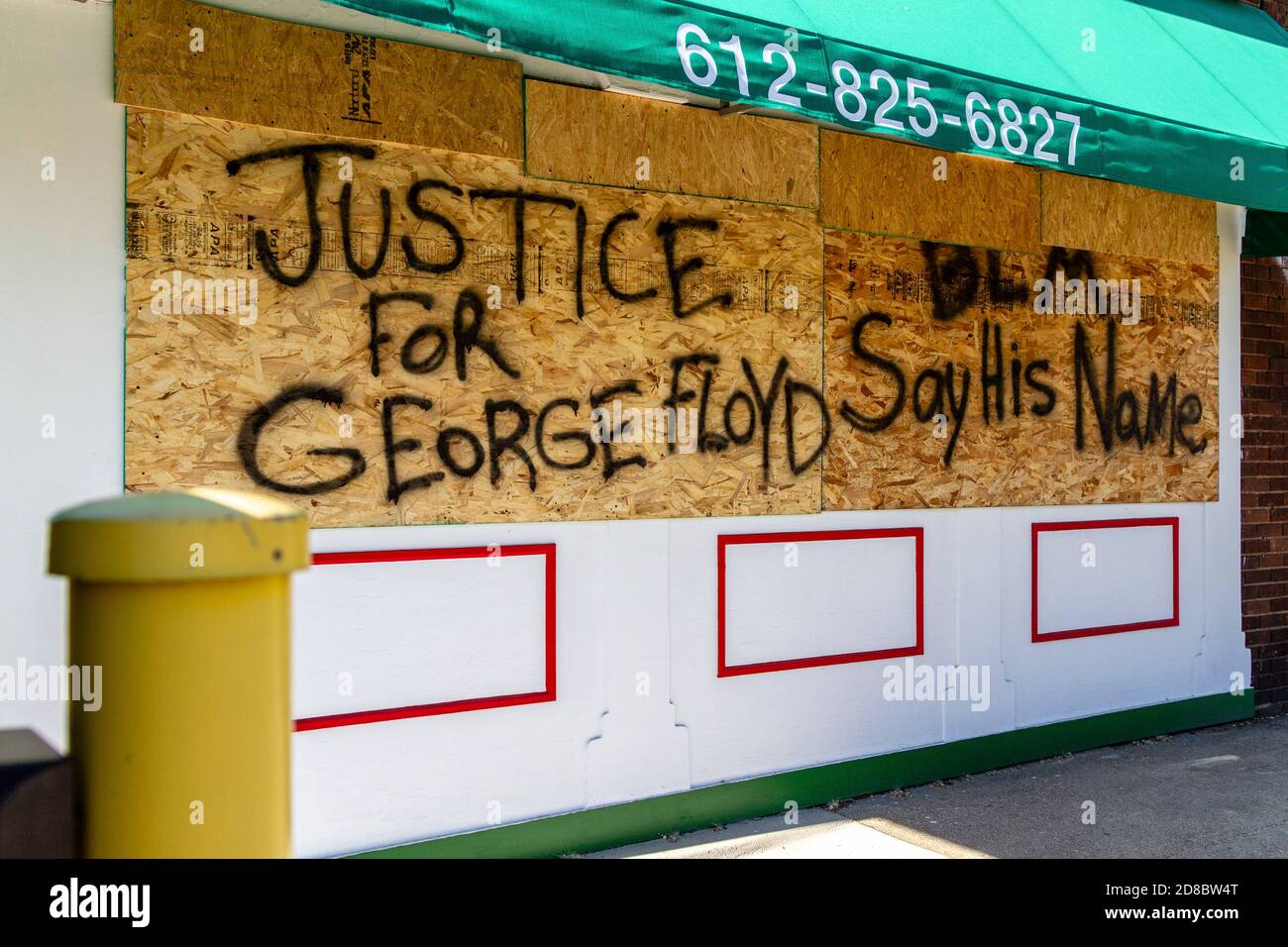 Minneapolis, MN - le 30 mai 2020 : Graffiti 'Justice for George Floyd', 'BLM' et 'ay HIS Name' à la suite de la scène de la George Floyd Black Lives Matter des manifestations et des émeutes le 30 mai 2020 à Minneapolis, Minnesota. Crédit: Jake Handegard//MediaPunch Banque D'Images