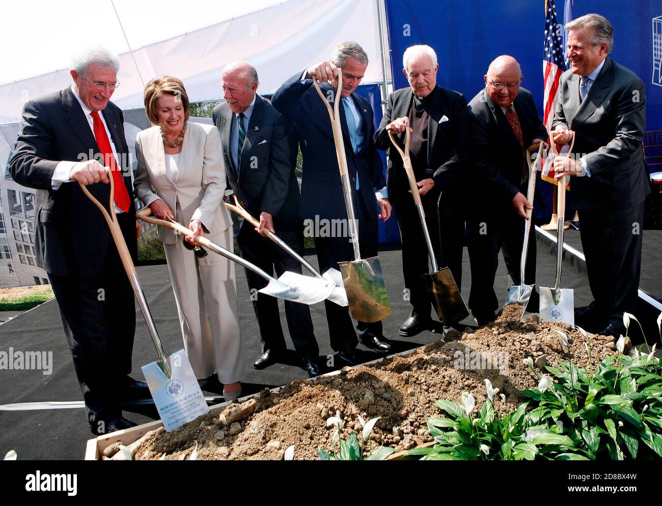 Président de l'Institut des États-Unis pour la paix Richard H. Solomon, Président de la Chambre Nancy Pelosi (D-Calif.), ancien secrétaire d'État George P. Shultz, président George W. Bush, révérend Theodore M. Hesburgh, sans identité, président du conseil d'administration de l'Institut des États-Unis pour la paix J. Robinson West, Creusez le terrain lors d'une cérémonie révolutionnaire pour le nouveau siège social et le centre d'éducation publique de l'Institut américain de la paix, à Washington, DC, le 5 juin 2008. Crédit: Aude Guerrucci / piscine via CNP / MediaPunch Banque D'Images