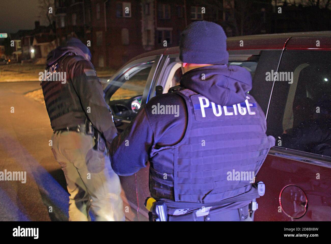 Les policiers des opérations spéciales de Detroit vérifient un véhicule la nuit, Detroit, Michigan, États-Unis Banque D'Images