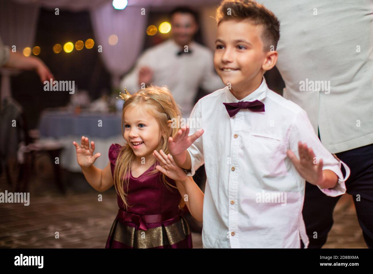 Animateurs à la fête des enfants. Discothèque pour bébé. Mise au point sélective Banque D'Images