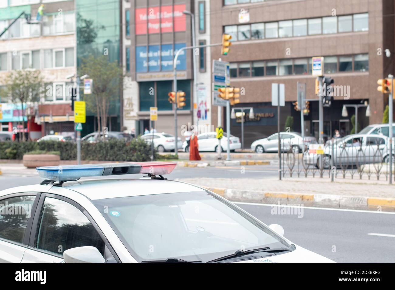 Clignotant sur la voiture de police de la ville. Concentrez-vous sur les lumières de la sirène Banque D'Images
