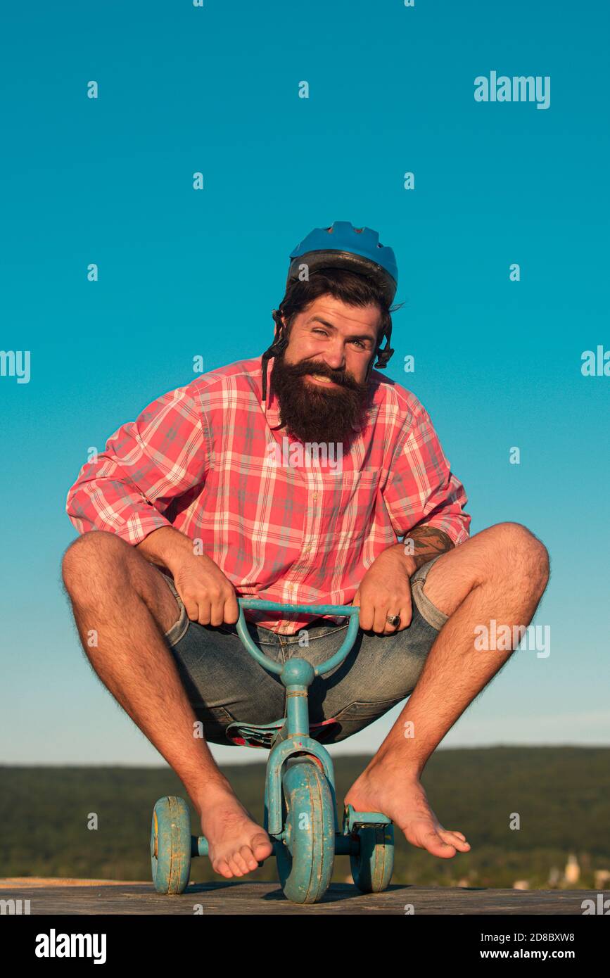 Drôle Crazy hipster gars à vélo. Homme sur un vélo pour enfants. Piste  cyclable branchée Photo Stock - Alamy