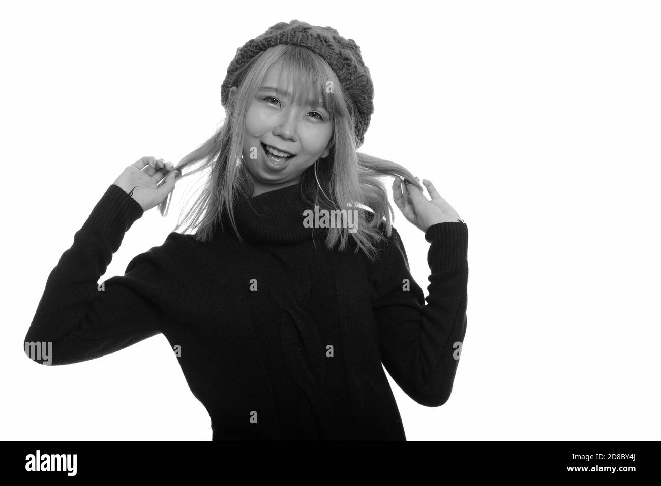 Young happy Asian woman smiling et jouer avec cheveux Banque D'Images Young happy Asian woman smiling et jouer avec cheveux Banque D'Images