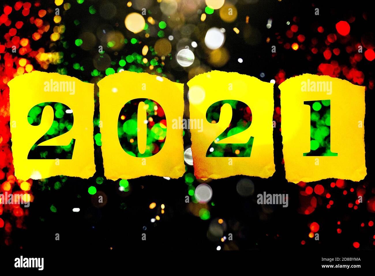 Bonne Saint-Sylvestre 2021 avec fond rouge vert et noir et chiffres pour la nouvelle année en or. Signe d'espoir et de bonheur. Banque D'Images