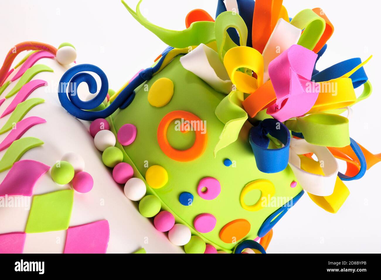 Detail De Gateau D Anniversaire Colore Avec Decorations D Arlequin Vert Rose Bleu Orange Et Jaune Boules Et Curligues Photo Stock Alamy