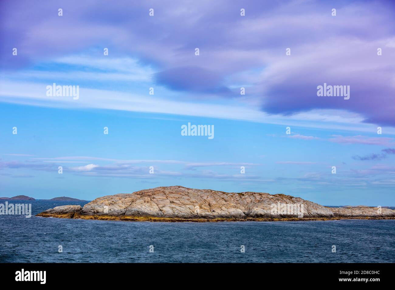 Fjord et roche à l'horizon. Paysage minimaliste. Rocky bord de mer dans la soirée. Belle nature de la Norvège. Paysage scandinave pittoresque. Lofote Banque D'Images