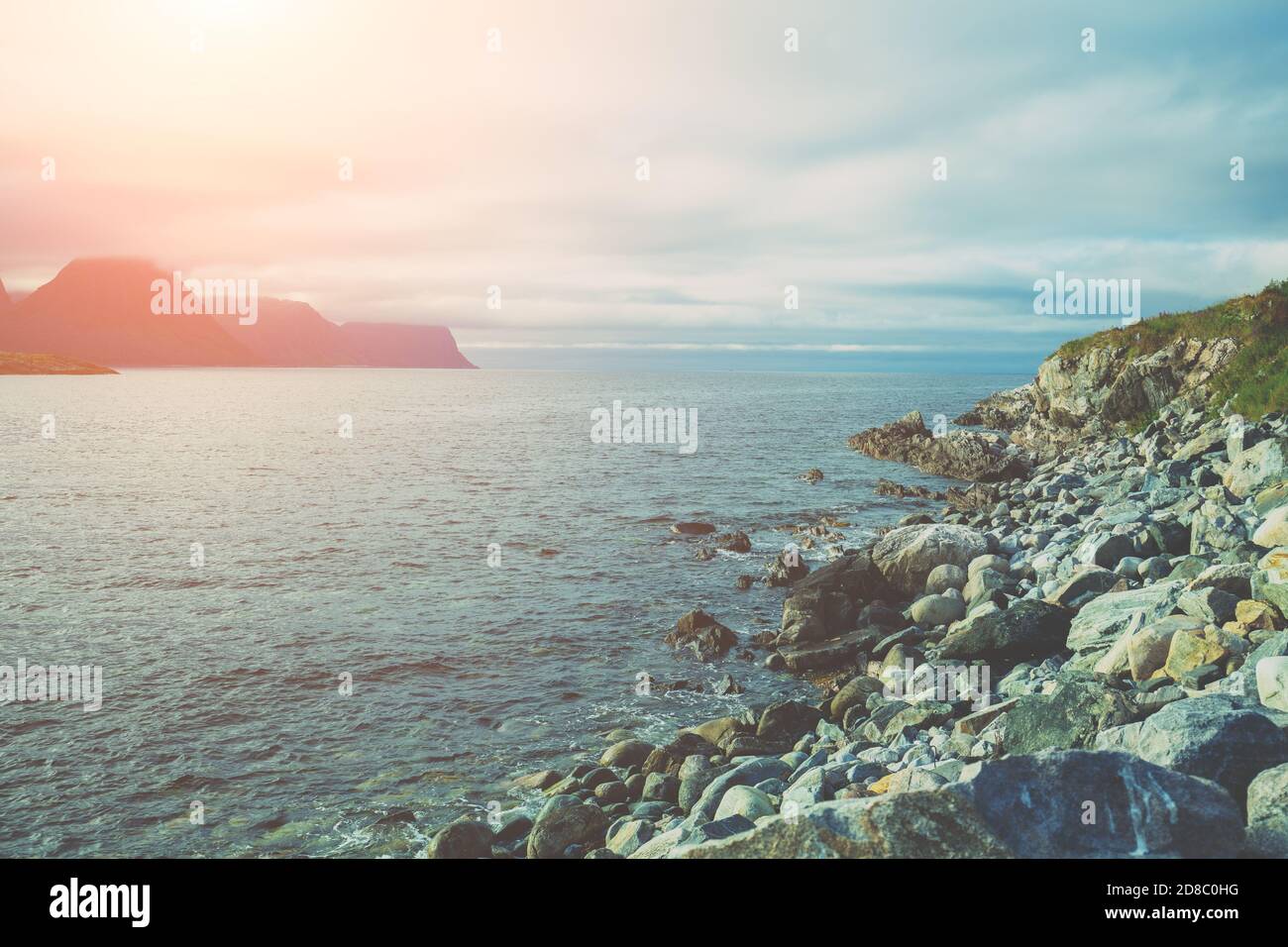 Coucher de soleil sur la côte rocheuse de la mer. Île à l'horizon. Belle nature de l'île de Senja, Norvège Banque D'Images