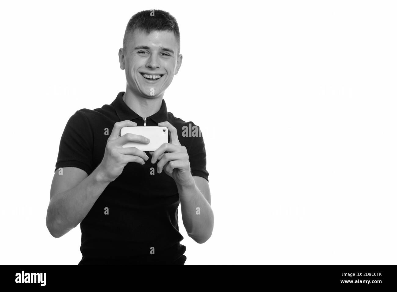 Les jeunes professionnels Caucasian man smiling et prendre photo avec mobile phone looking at camera Banque D'Images