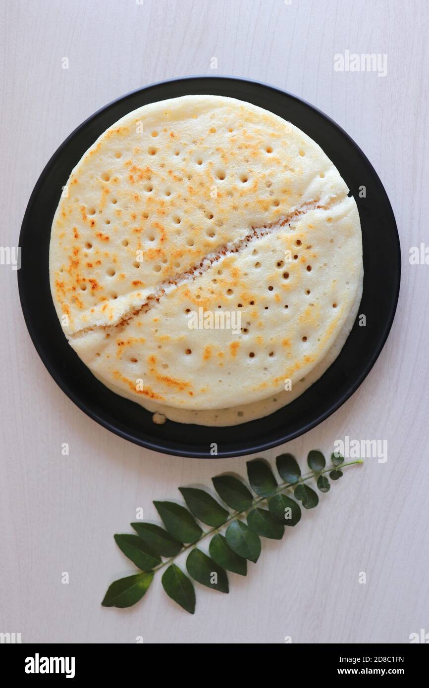 Malvani Amboli doux et spongieux. Il s'agit d'une préparation Konkani typique faite avec du riz et de la pâte fermentée à lentilles noires ou de lentilles de Urad dal. Dosa molle. Banque D'Images