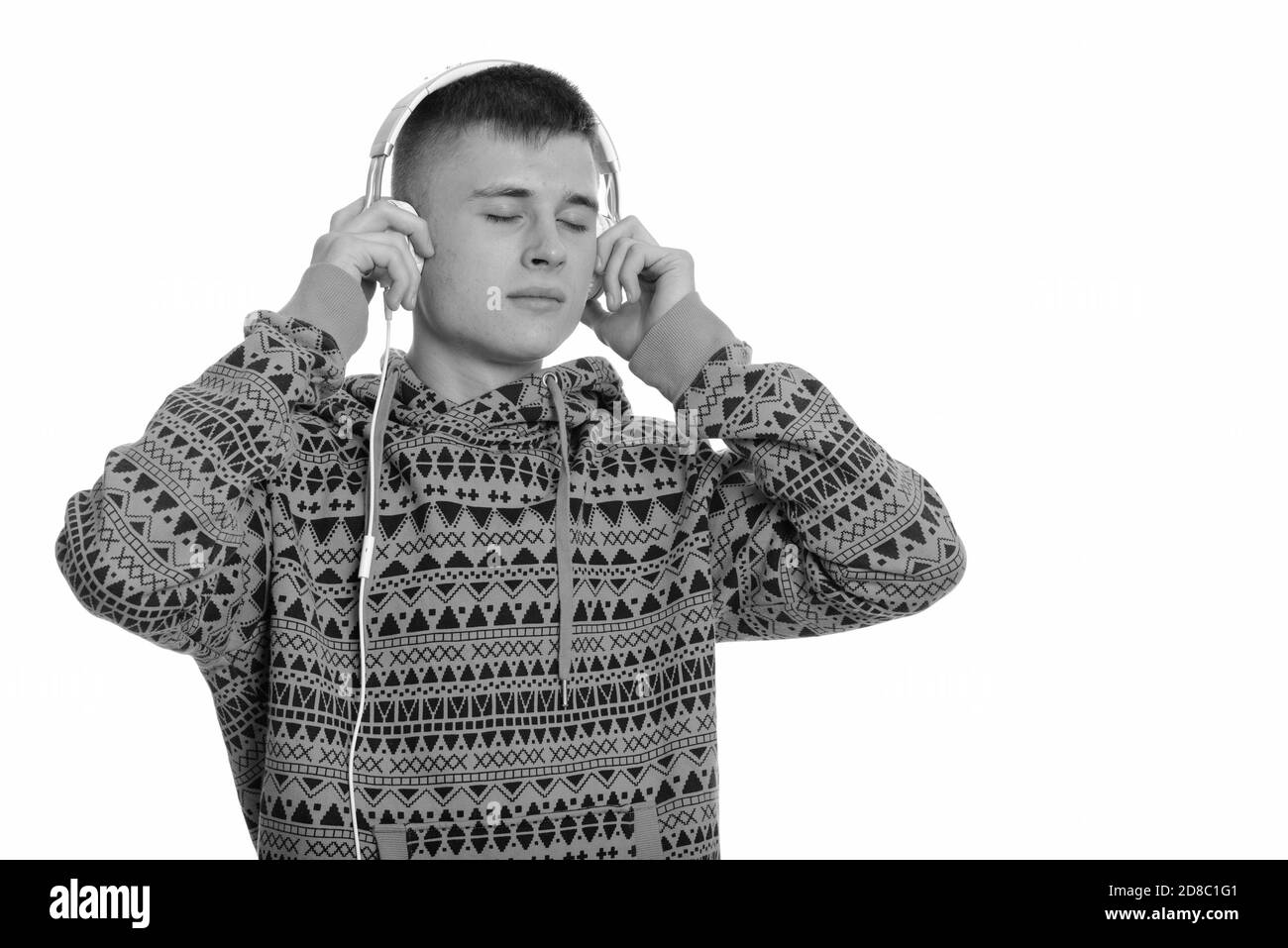 Young Caucasian man écouter de la musique avec les yeux fermé Banque D'Images
