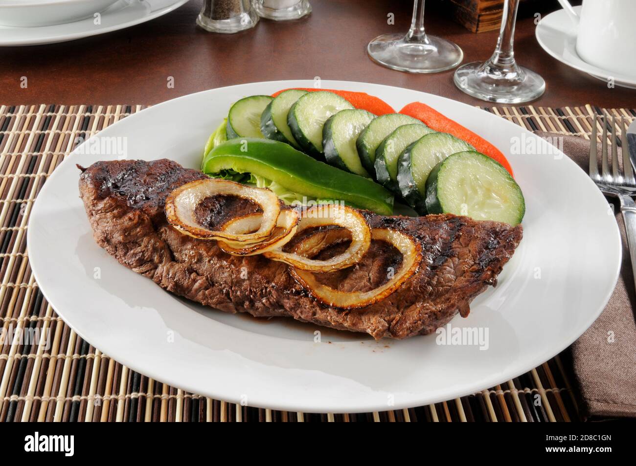 Un steak d'aloyau grillé avec des oignons sautés Banque D'Images