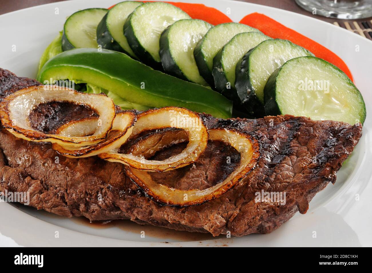 Gros plan d'un steak grillé avec des légumes frais du jardin Banque D'Images