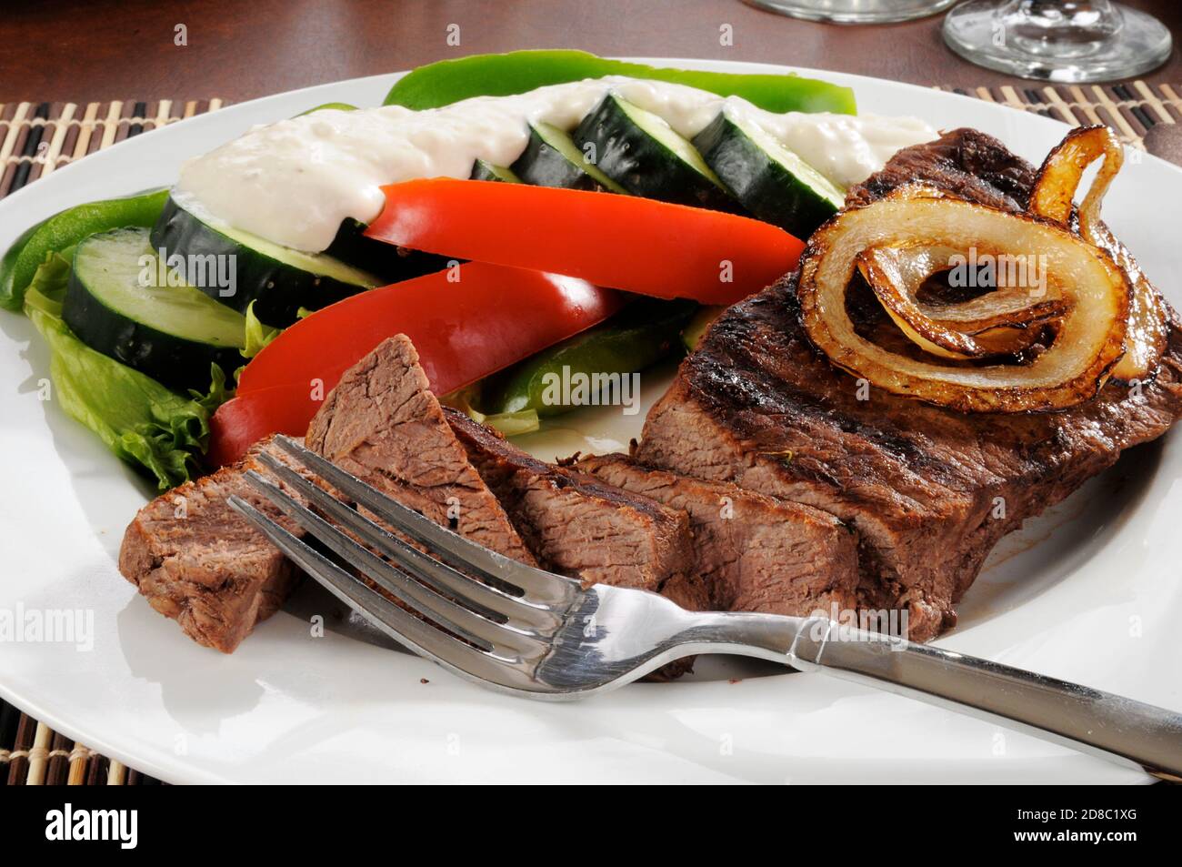 Un steak de sirloin en tranches et des légumes frais Banque D'Images