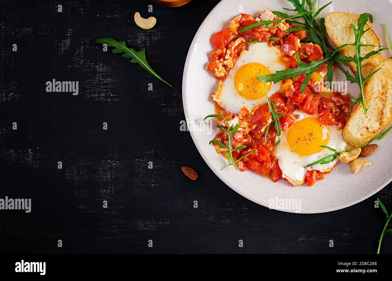 Petit-déjeuner tardif - oeufs au plat avec des légumes. Shakshuka. La cuisine arabe. Ces aliments. Vue d'en haut Banque D'Images