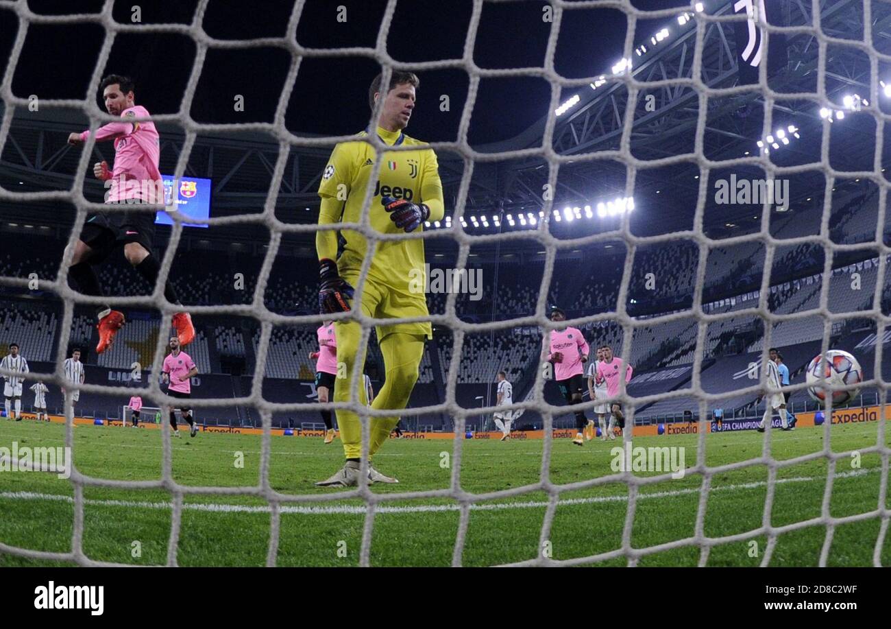 Turin, Italie. 28 octobre 2020. Lionel Messi de Barcelone (1er L) célèbre le but lors du match G de l'UEFA Champions League entre Juventus et Barcelone à Turin, Italie, le 28 octobre 2020. Crédit: Alberto Lingria/Xinhua/Alay Live News Banque D'Images