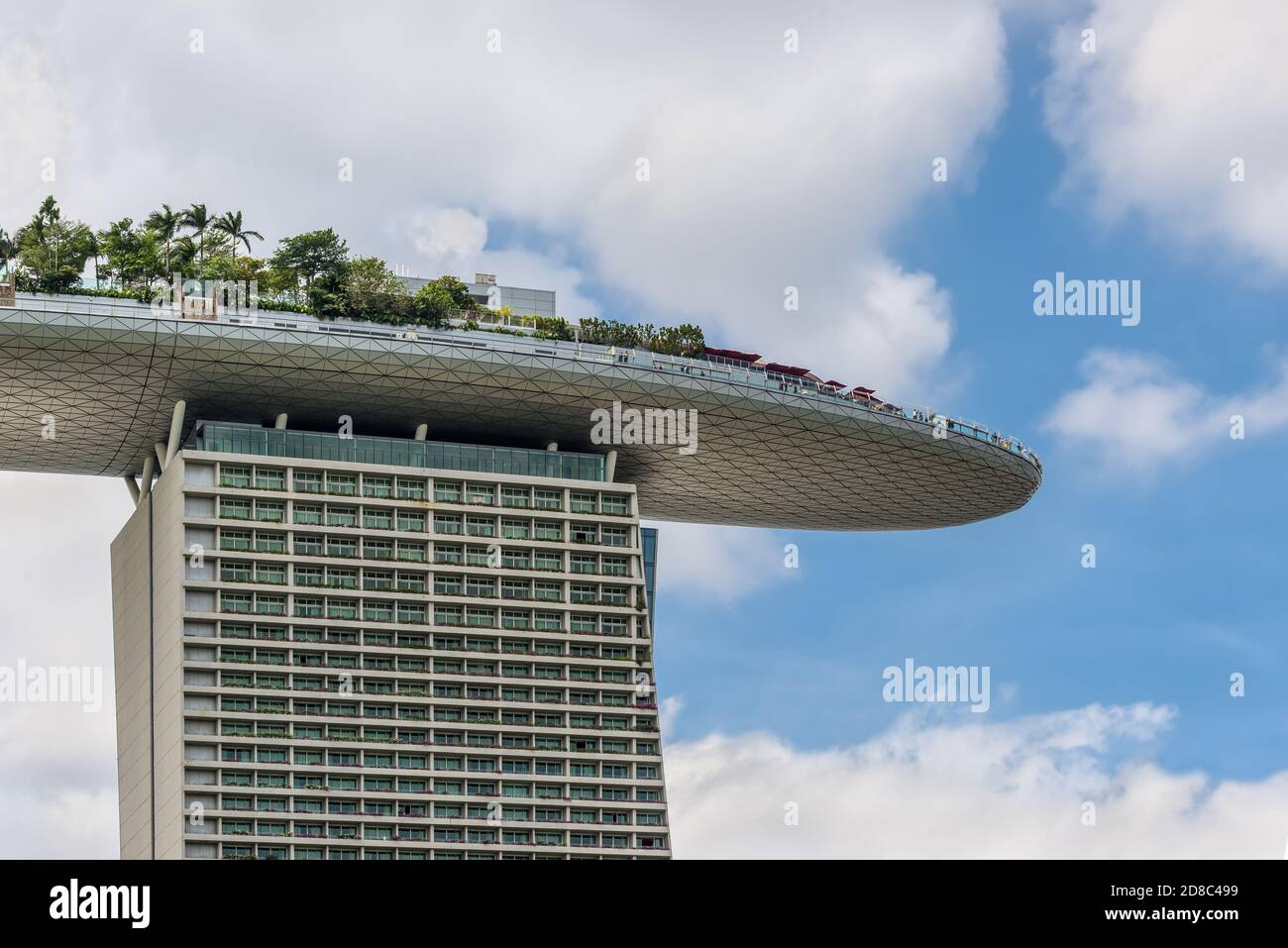 Singapour - 4 décembre 2019 : détail du bâtiment moderne de gratte-ciel dans les sables de la baie de Marina, architectures abstraites et ciel nuageux à Singapour. Banque D'Images