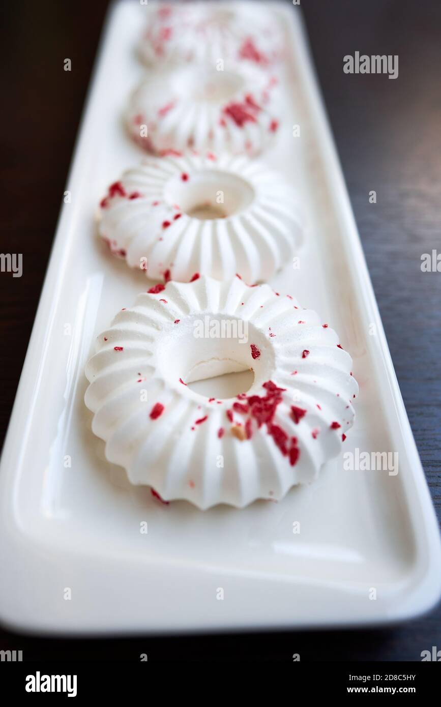 Gâteaux blancs à la meringue avec chapelure rouge. Gros plan. Mise au point sélective Banque D'Images