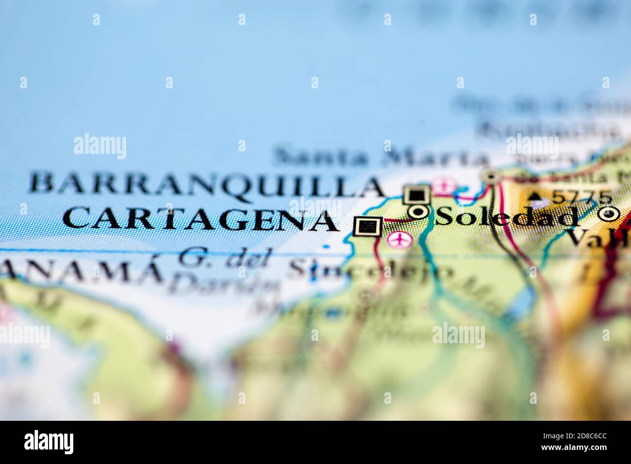 Faible profondeur de champ mise au point sur la carte géographique de Cartagena ville Colombie Amérique du Sud continent sur atlas Banque D'Images