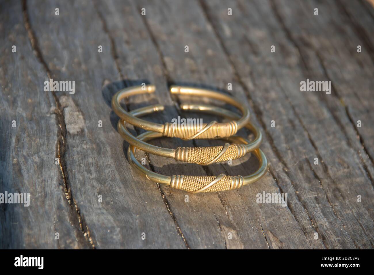 Bracelet mâle en fil de coper de la tribu Maasai Membre au Kenya Banque D'Images