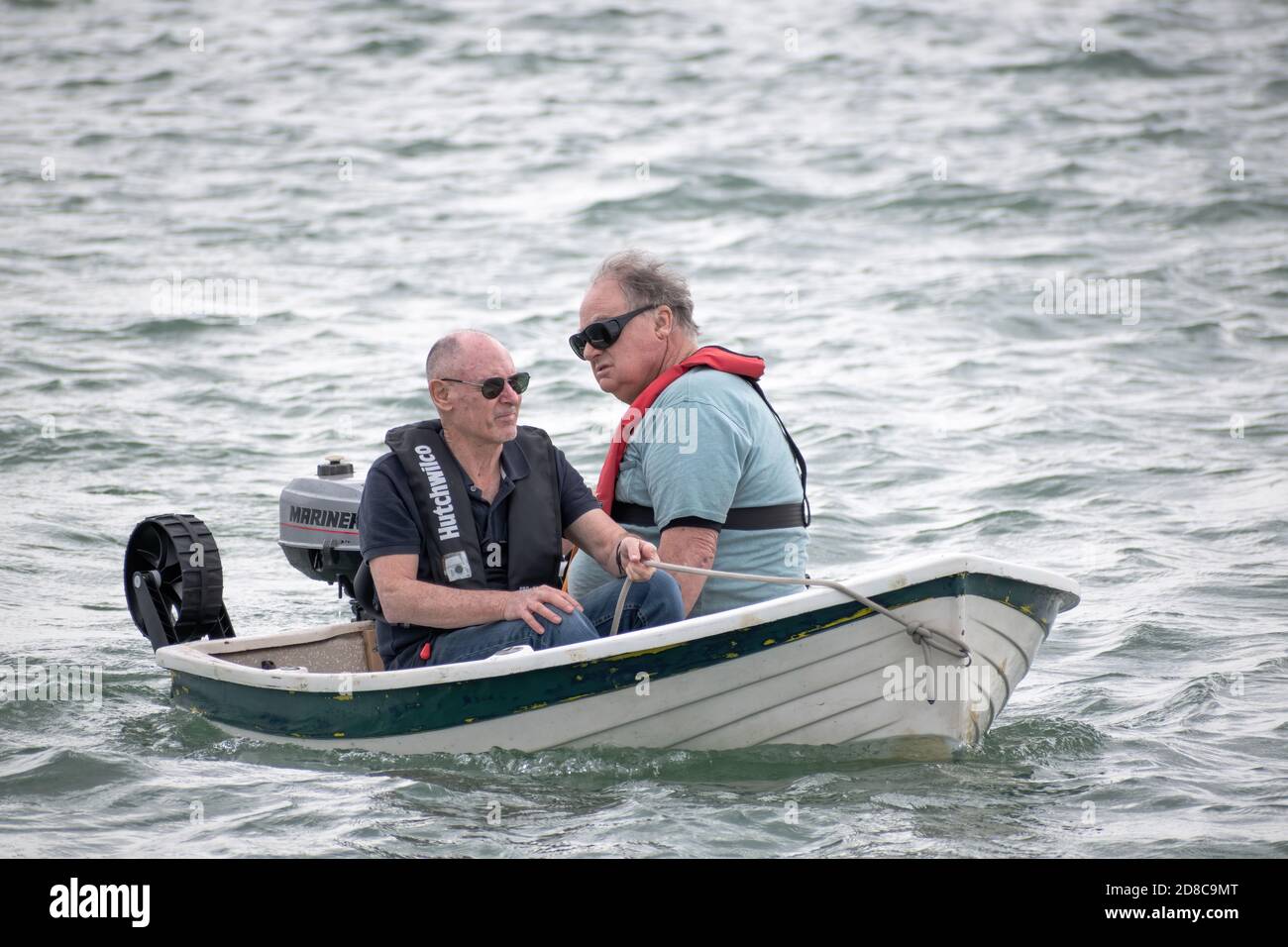 AUCKLAND, NOUVELLE-ZÉLANDE - 22 octobre 2019 : vue de deux hommes plus âgés à bord d'un canot motorisé Banque D'Images