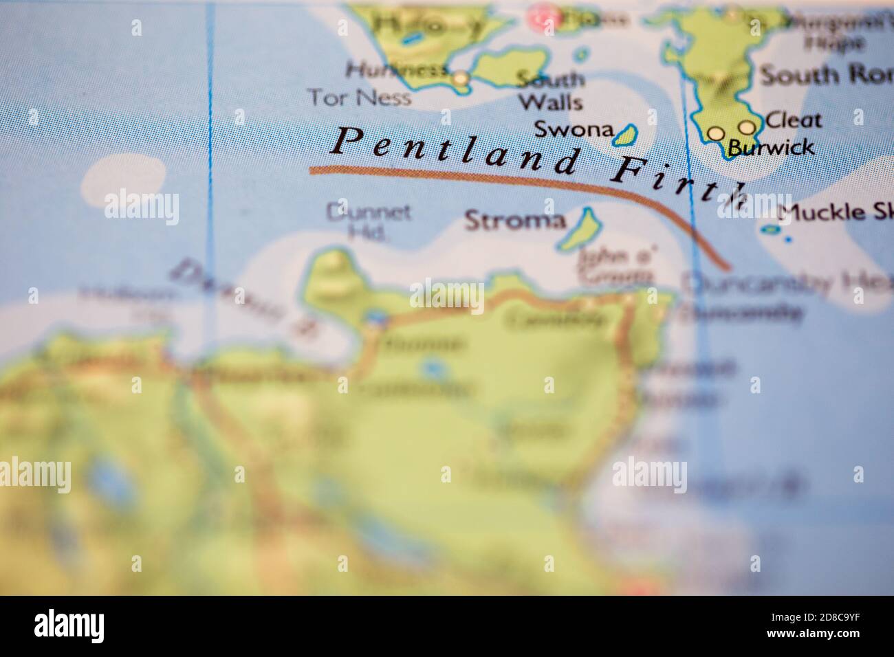 Faible profondeur de champ mise au point sur la carte géographique de Pentland Firth au large de la côte d'Écosse sur atlas Banque D'Images