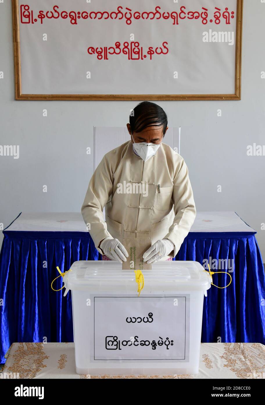 Yangon, Myanmar. 29 octobre 2020. Le président du Myanmar, U Win Myint, vote par anticipation pour les élections générales à Nay Pyi Taw, au Myanmar, le 29 octobre 2020. Le président du Myanmar U Win Myint et le conseiller d'État Aung San Suu Kyi ont voté par anticipation jeudi pour les élections générales prévues le 8 novembre. (Ministère de l'information/document via Xinhua) crédit: Xinhua/Alay Live News Banque D'Images