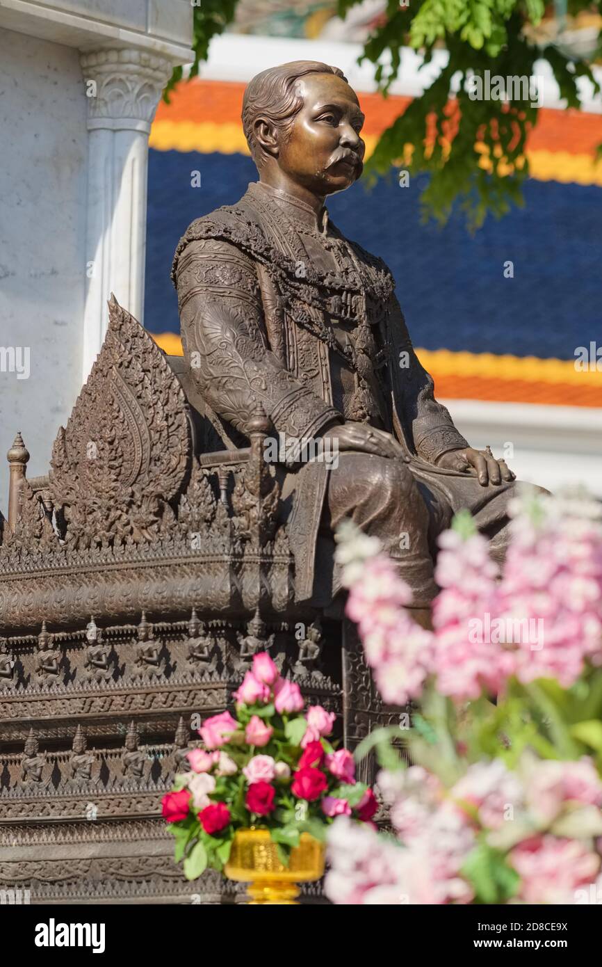 Une statue d'un roi de Thaïlande assis Chulalongkorn (1853-1910), également appelé Rama V., dans le domaine de (temple) Wat Ratchabophit, Bangkok, Thaïlande Banque D'Images