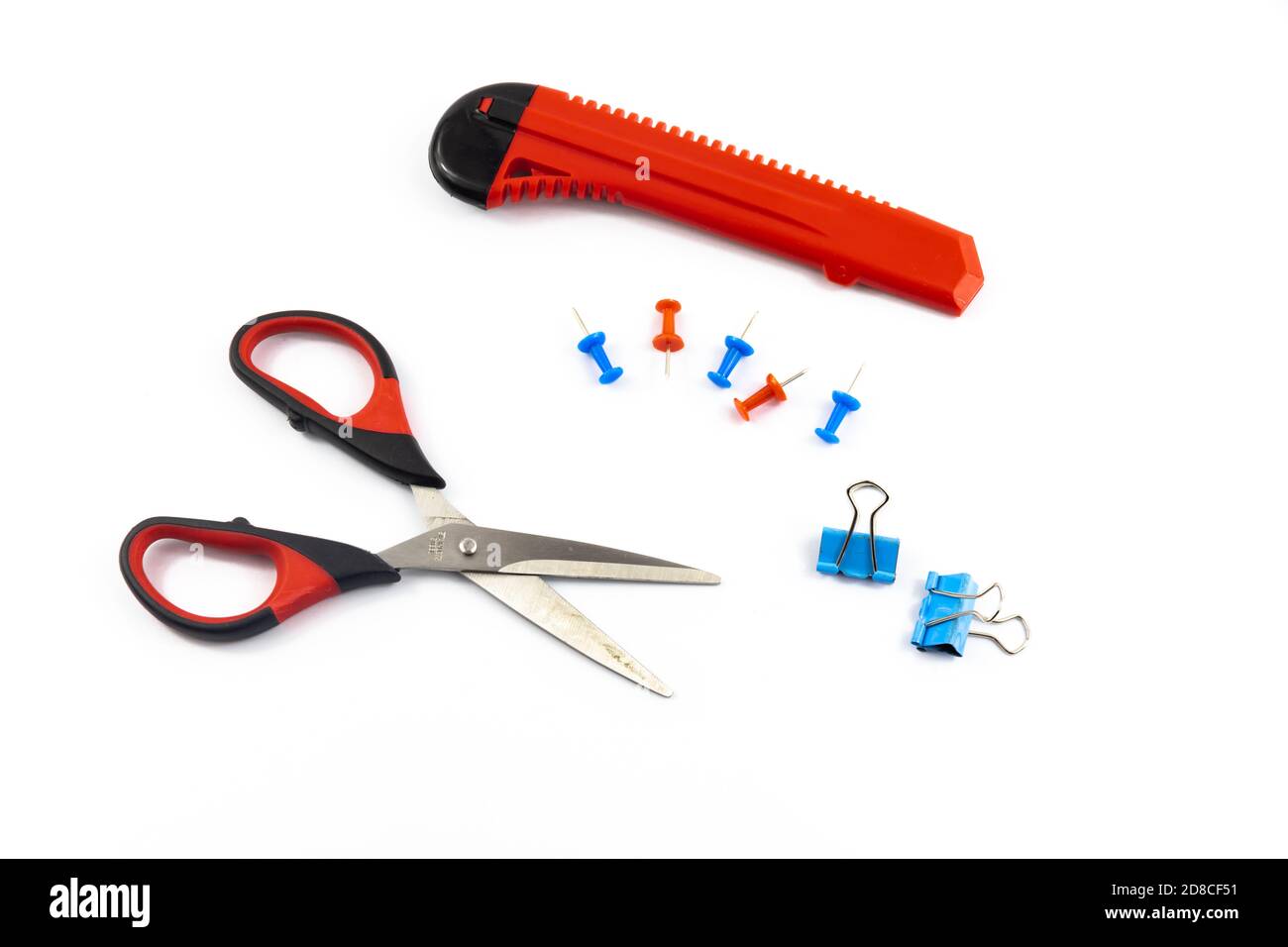 École étudiant papeterie ensemble broches papier clips ciseaux, sur fond blanc isolé Banque D'Images