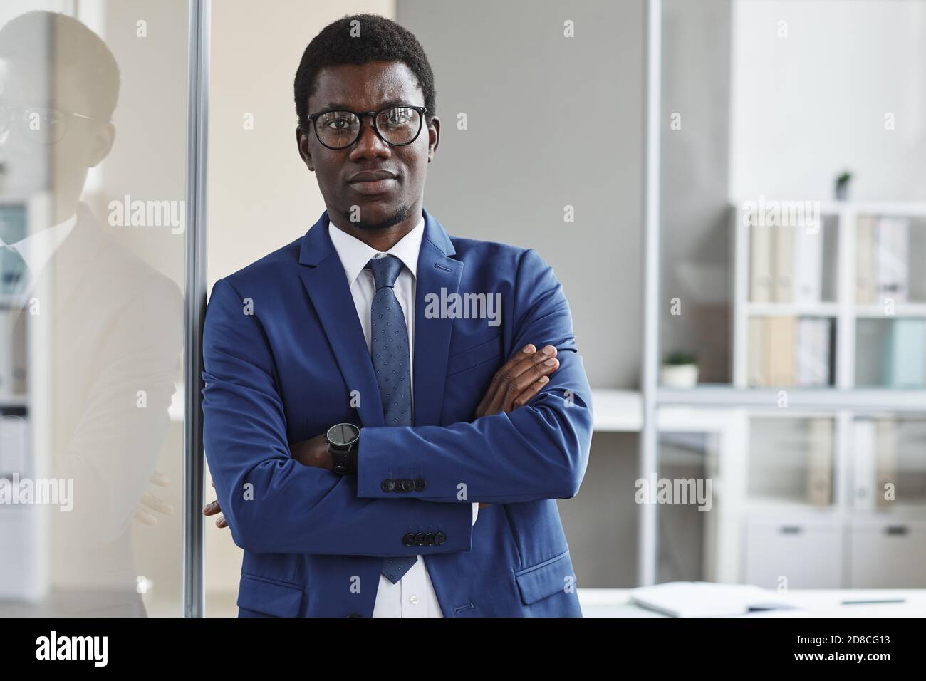 Portrait d'un leader africain confiant en costume regardant l'appareil photo au bureau Banque D'Images