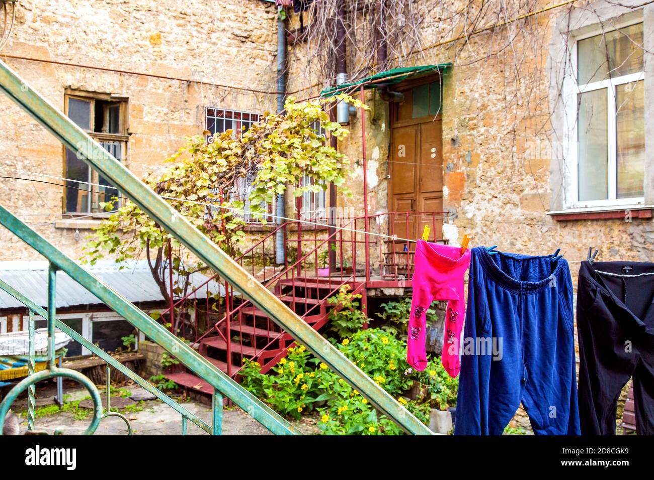 image de la cour de la vieille ville et des vêtements sur un corde Banque D'Images