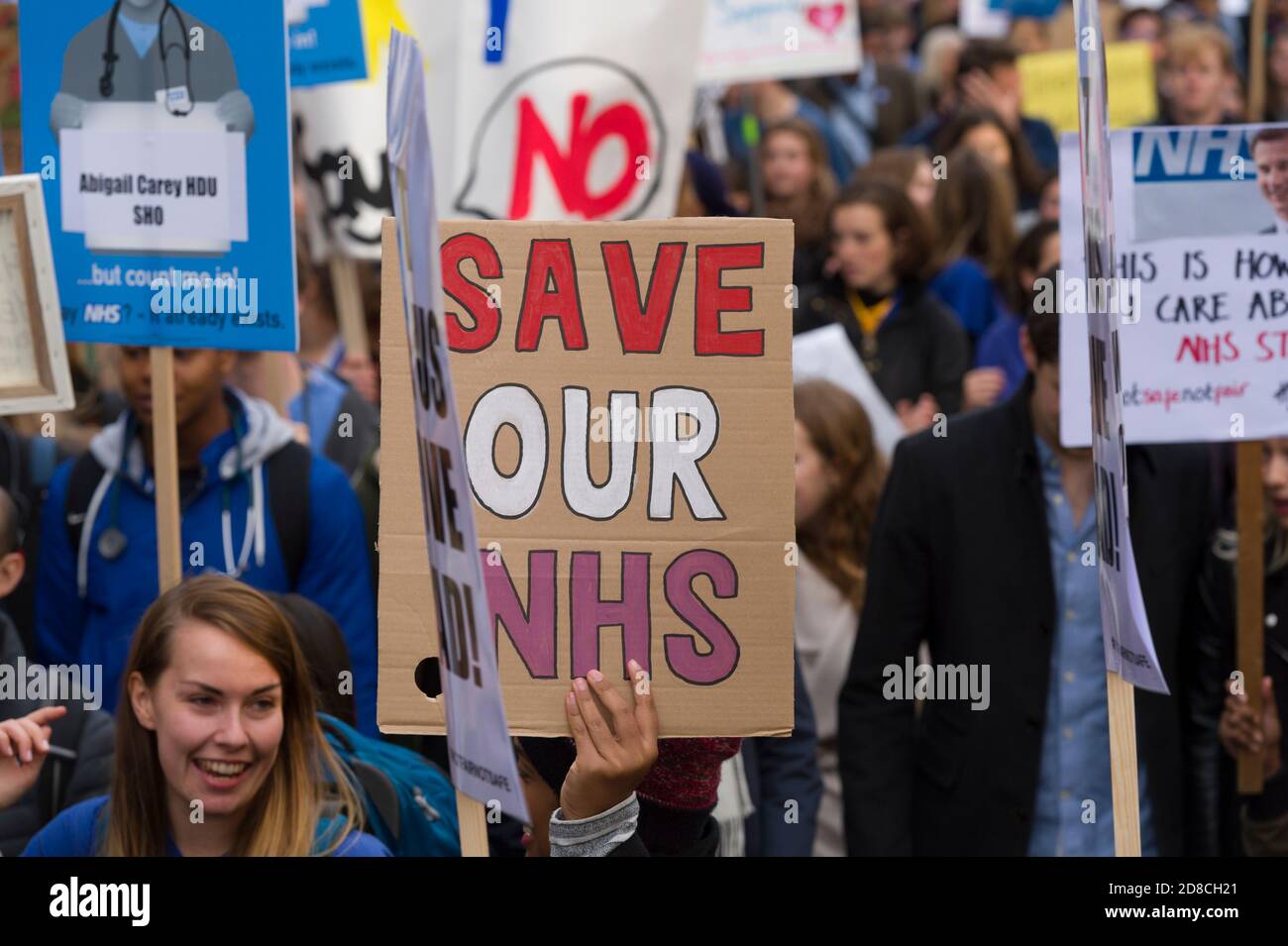 Les jeunes médecins manifestent contre leur proposition de nouveau contrat que le gouvernement veut introduire. Selon la British Medical Association (BMA), le contrat va réduire les salaires des médecins qui travaillent pendant des heures non sociales et mettre les patients en danger par des médicaments fatigués. La manifestation a commencé par un rassemblement à la place Waterloo, suivi de mars jusqu'à la place du Parlement. Whitehall, Westminster, Londres, Royaume-Uni. 17 octobre 2015 Banque D'Images