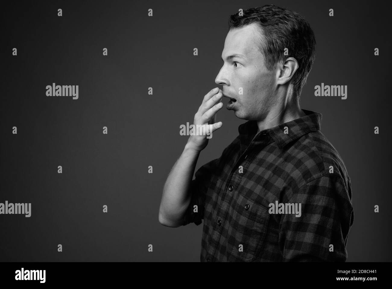 Photo studio de l'homme hippster sur fond gris Banque D'Images