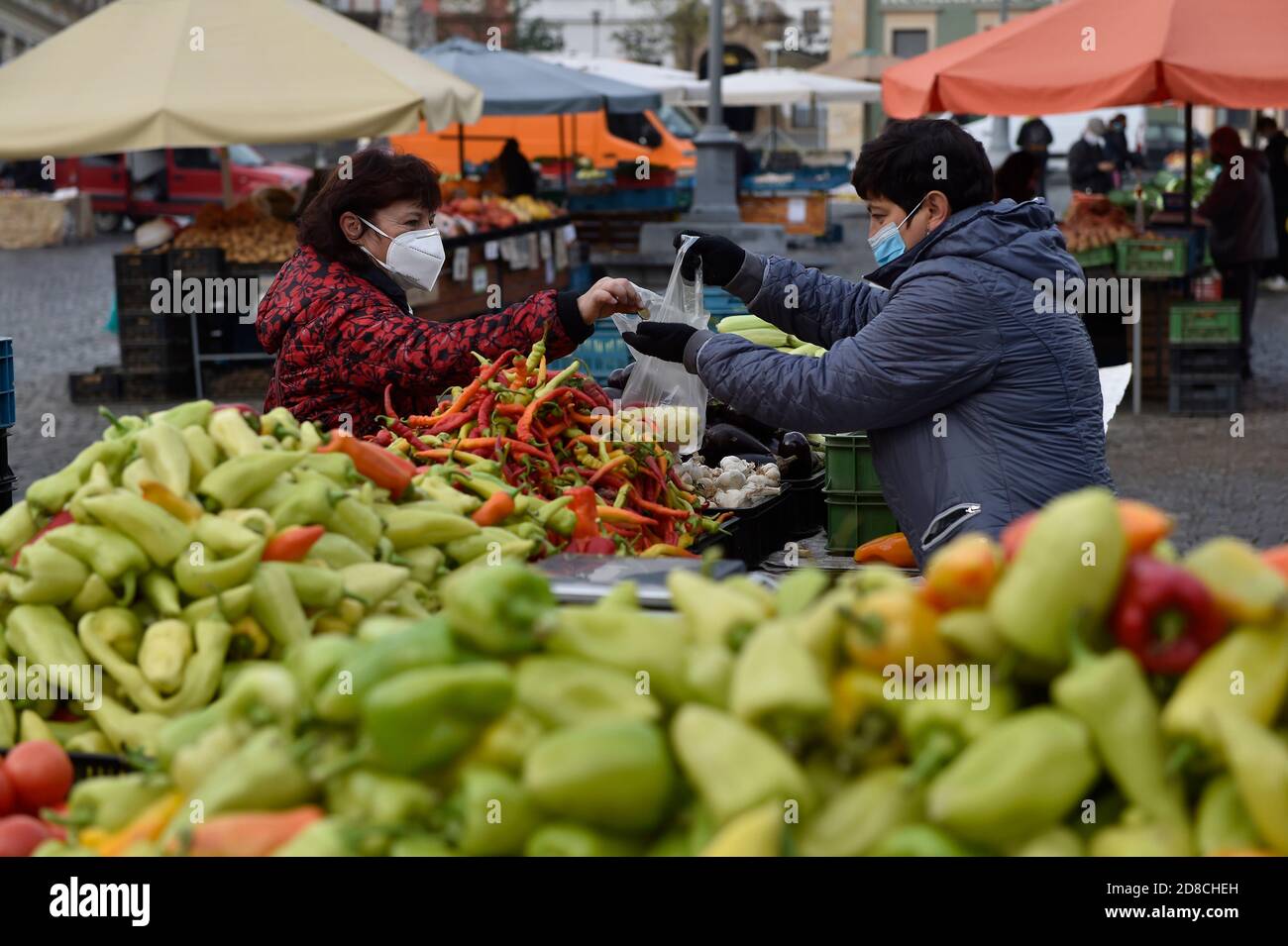 Brno, République tchèque. 29 octobre 2020. Depuis le mercredi 28 octobre jusqu'en novembre 3, les ventes sur les marchés sont interdites, sauf pour la vente de produits alimentaires sur les marchés extérieurs des agriculteurs. Marché agricole en photo à Brno, République Tchèque, 29 octobre 2020. Crédit: Vaclav Salek/CTK photo/Alay Live News Banque D'Images