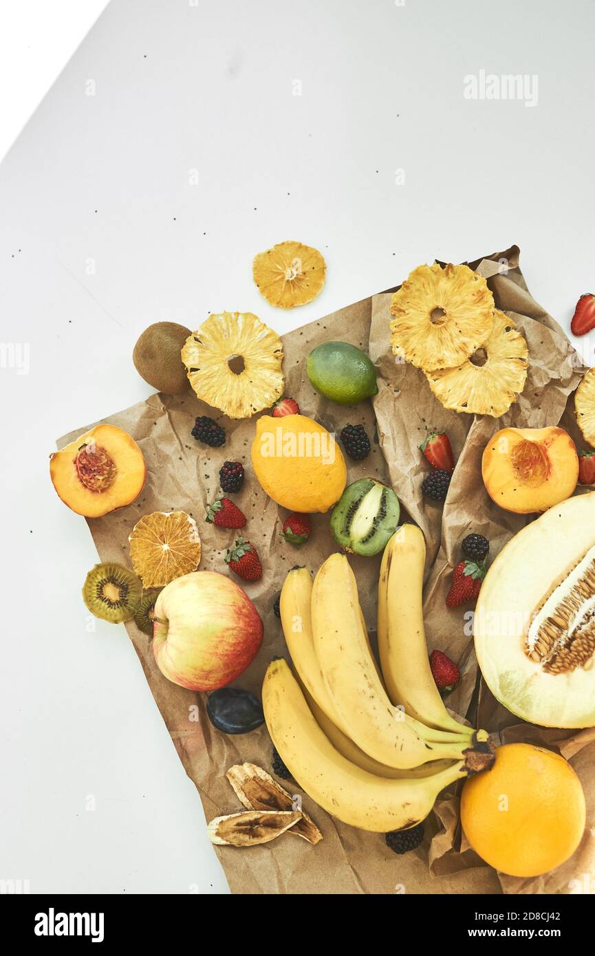 Les fruits frais et les frites se trouvent sur une table blanche. Concept de détox. Banque D'Images
