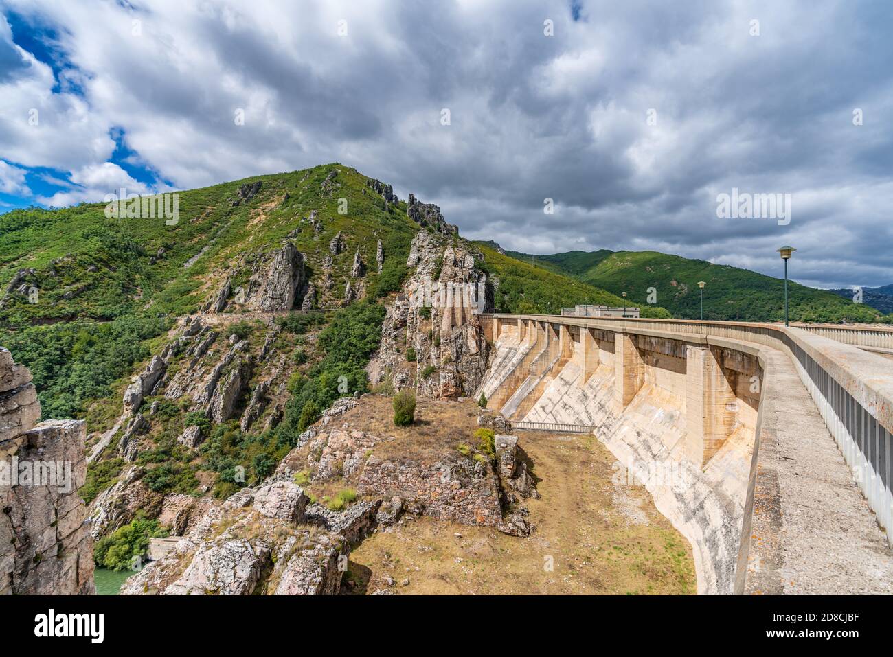 Vue latérale du barrage sur l'étroit canyon rocheux Banque D'Images