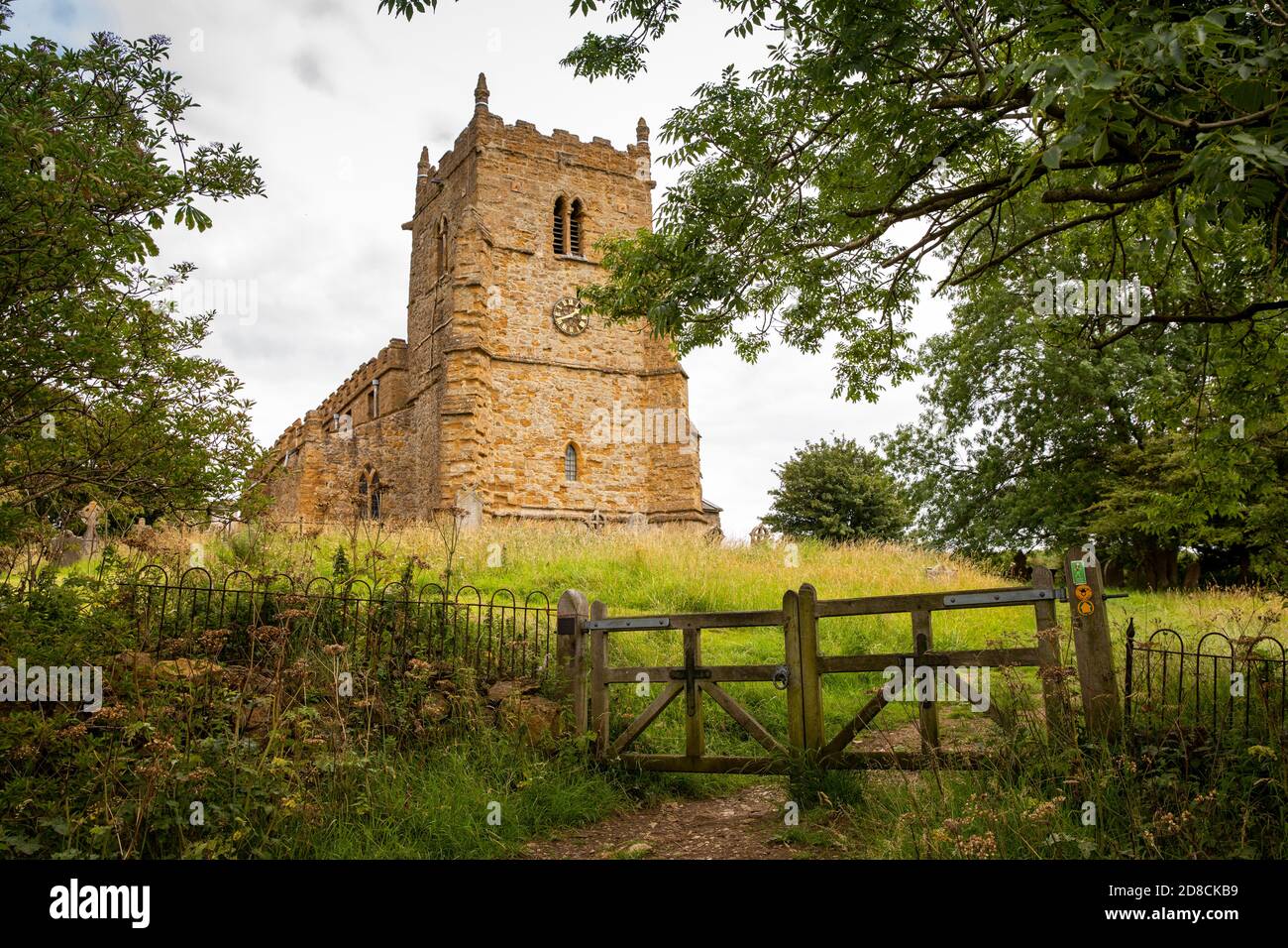 Royaume-Uni, Angleterre, Lincolnshire Wolds, Walesby, église All Saints (The Rambler's) sur une colline au bord des Wolds Banque D'Images